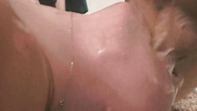 Une MILF allemande xnxx vierje séduit un jeune couple pour baiser en trio