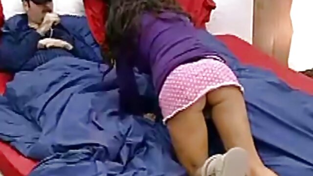Hot chick se masturbe video de sexe vierge au travail