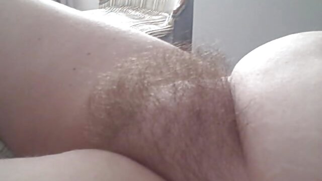 Belle fille a hâte de sauter sur cette sex porn vierge longue épée grosse