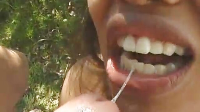 Une brune bien roulée est en feu xxx fille vierge