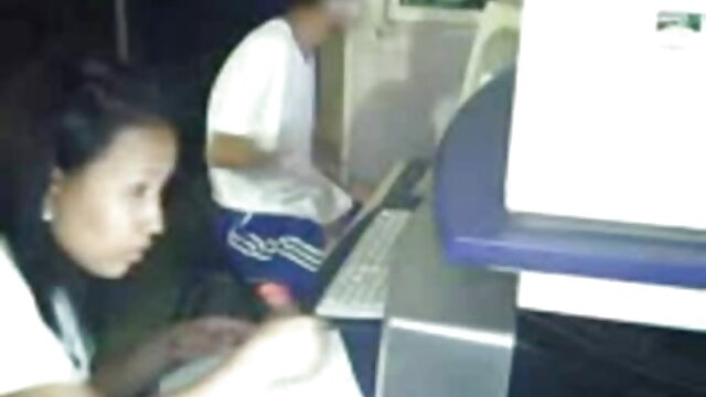 Dorky mec video porno fille vierge sort sa bite et détruit deux filles chaudes