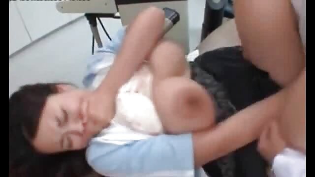 Une ado douce se fait prendre par xxxx vierge papa
