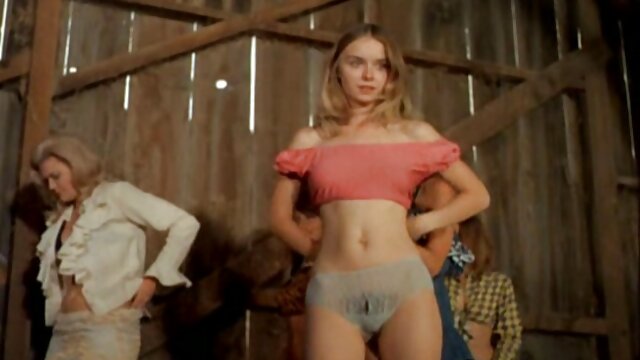 Krakenhot video de sexe vierge - Brunette s'amuse en plein air dans une vidéo maison
