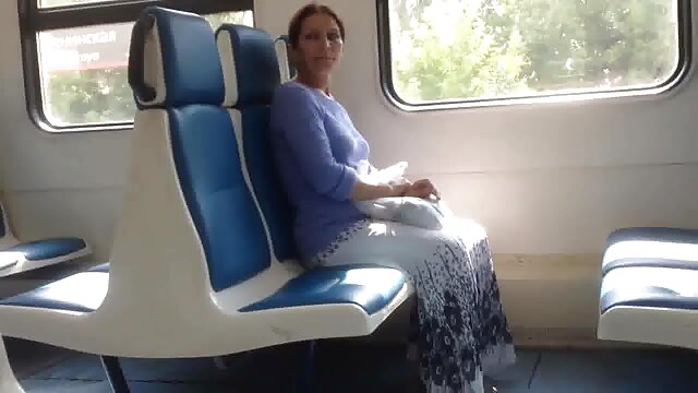Gros seins les babe jouant avec plug anal xxx femme vierge dans le bain