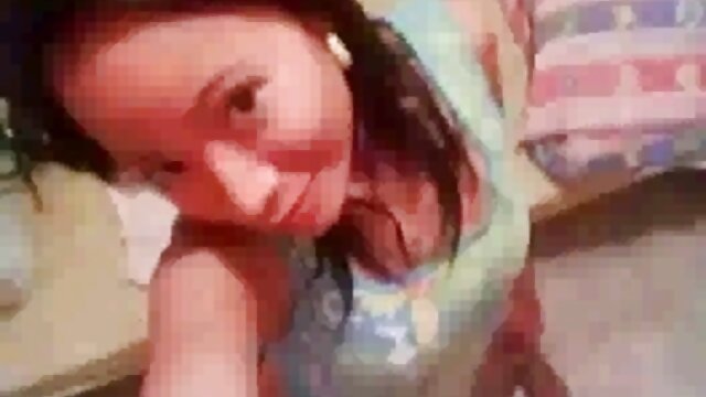 Une teen brune sexy se film porno de fille vierge fait percer